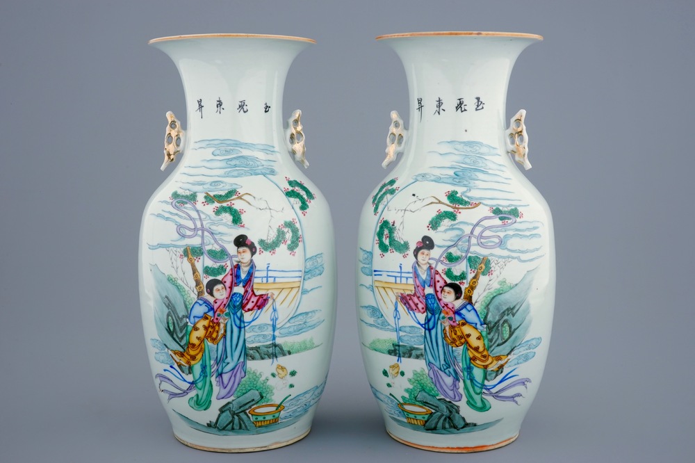 Une paire de vases en porcelaine de Chine famille rose, 19/20&egrave;me