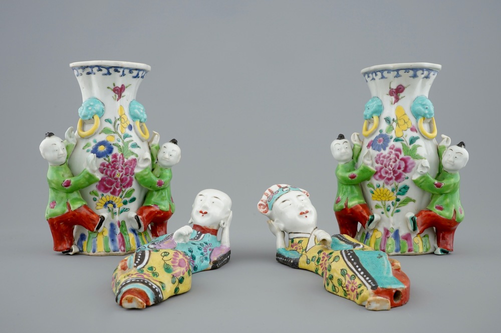 Deux paires de vases d'applique en porcelaine de Chine famille rose, Qianlong, 18&egrave;me