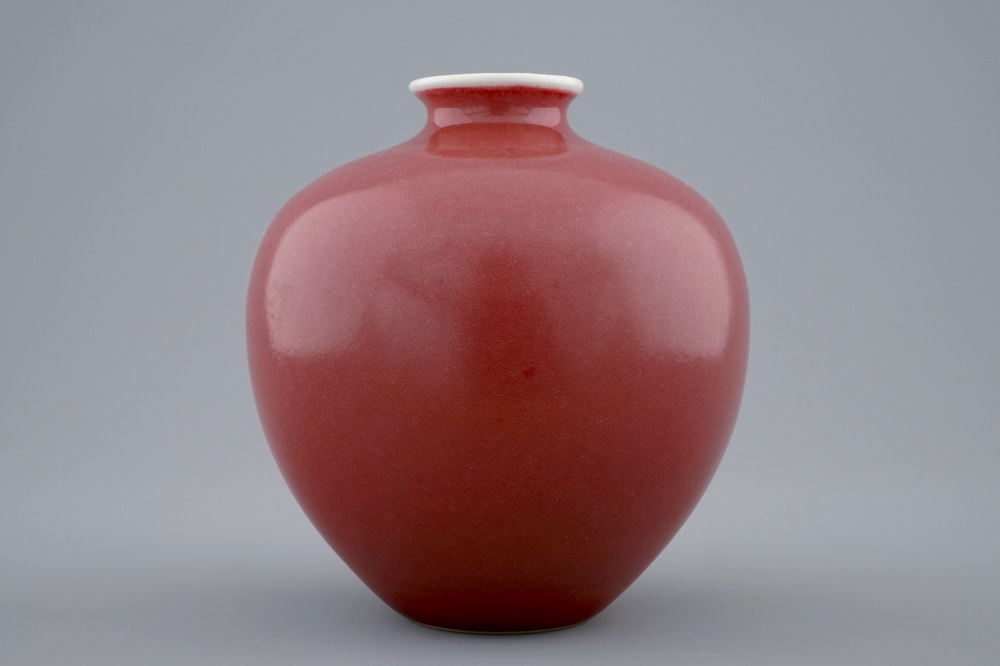 Un vase de forme globulaire en rouge monochrome, marque de Daoguang, 19/20&egrave;me