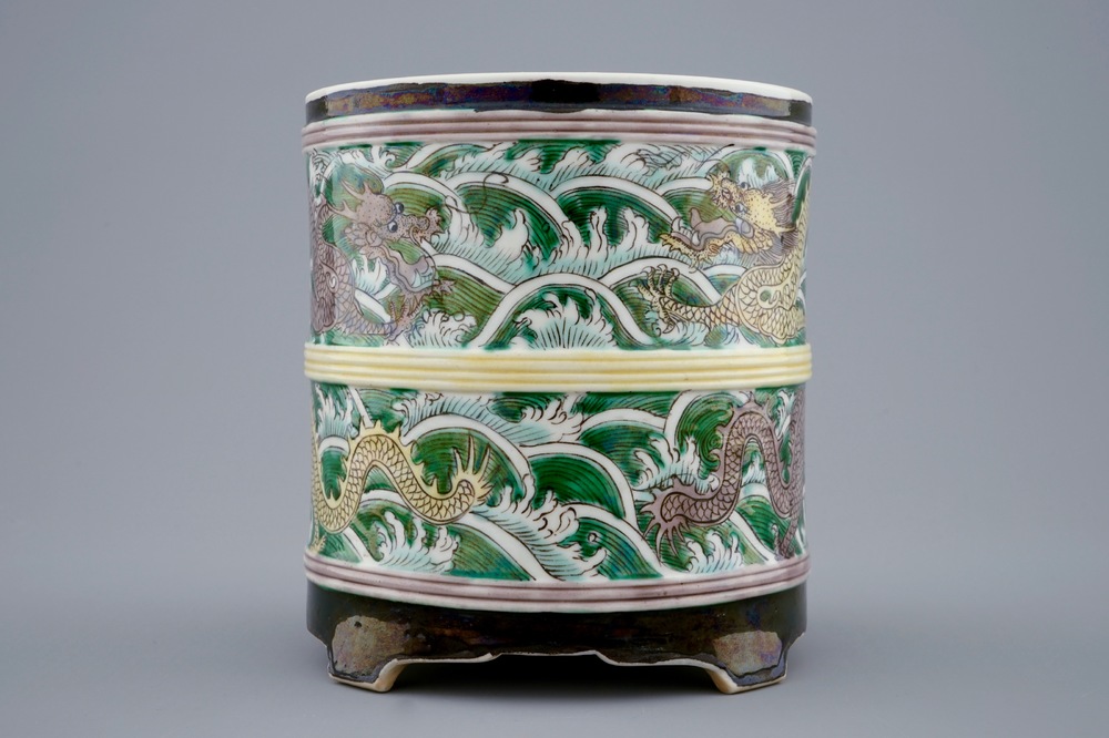 A Chinese famille noire brush pot with dragons, 19/20th C.