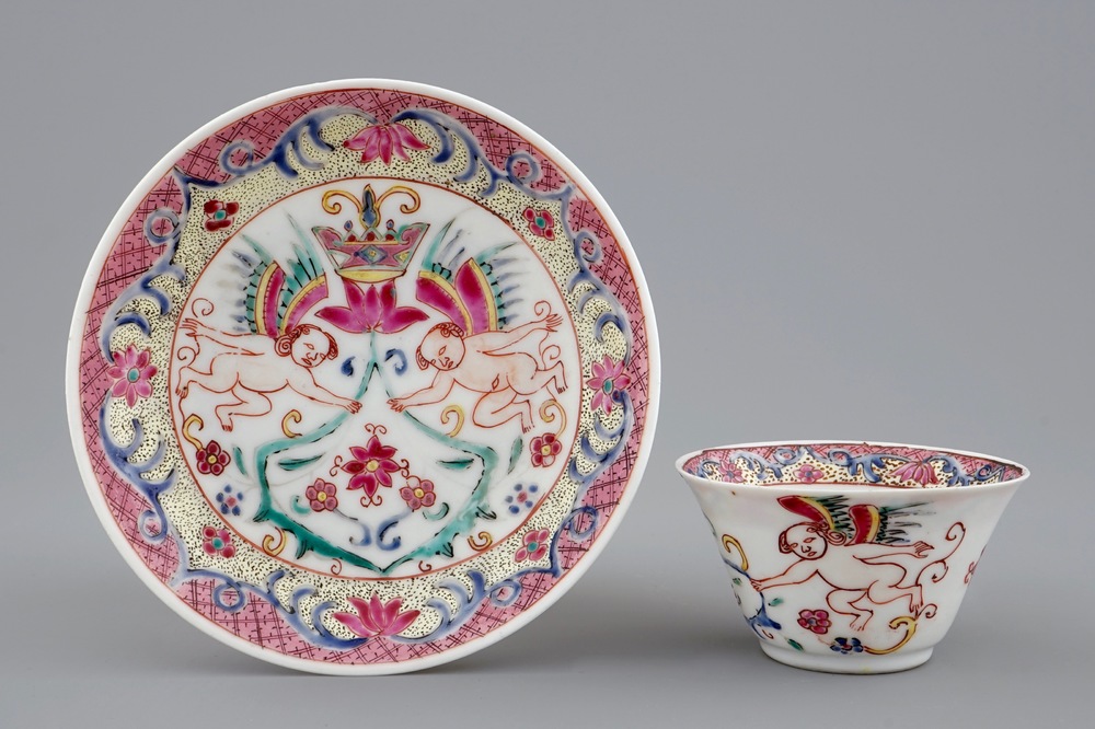 Een Chinese famille rose kop en schotel met gevleugelde putti, Yongzheng/Qianlong, 18e eeuw