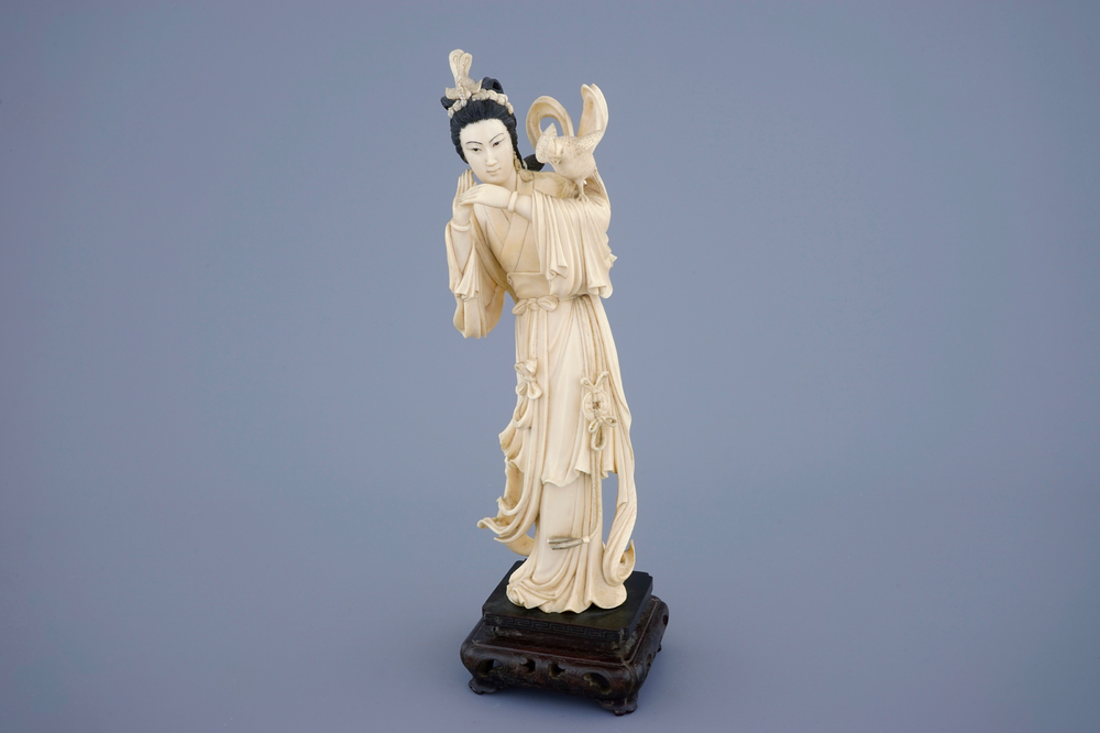 Une figure de Guanyin avec un oiseau en ivoire sculpt&eacute; sur socle en bois, 19&egrave;me