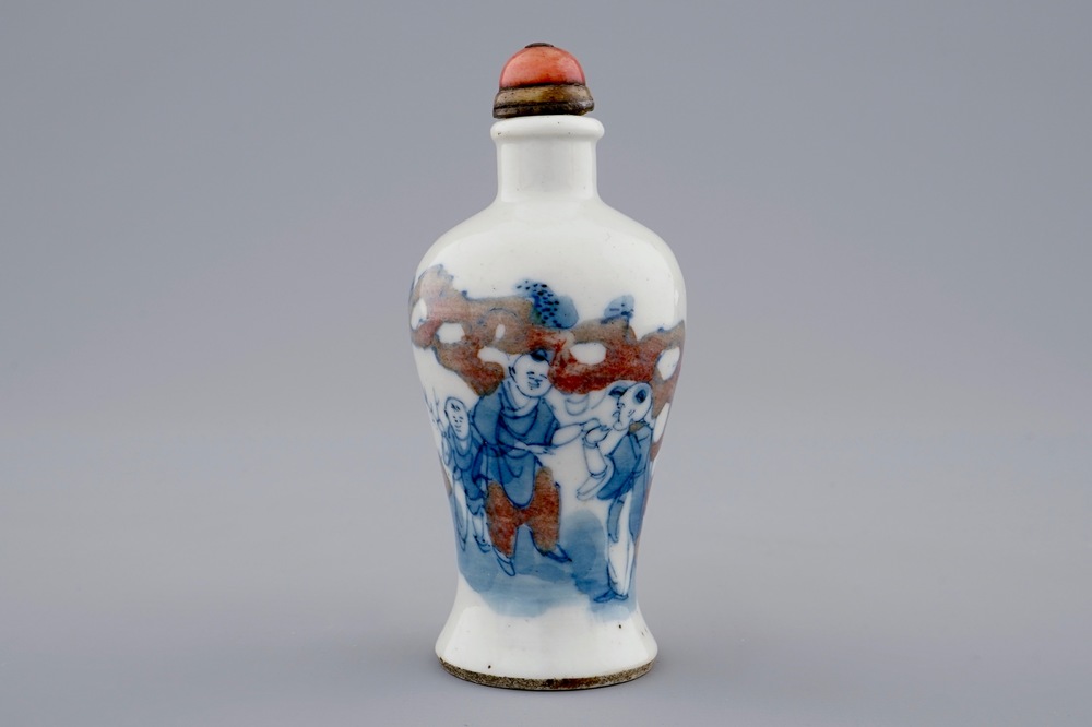 Een Chinees snuifflesje in blauw, wit en onderglazuur rood, 19e eeuw