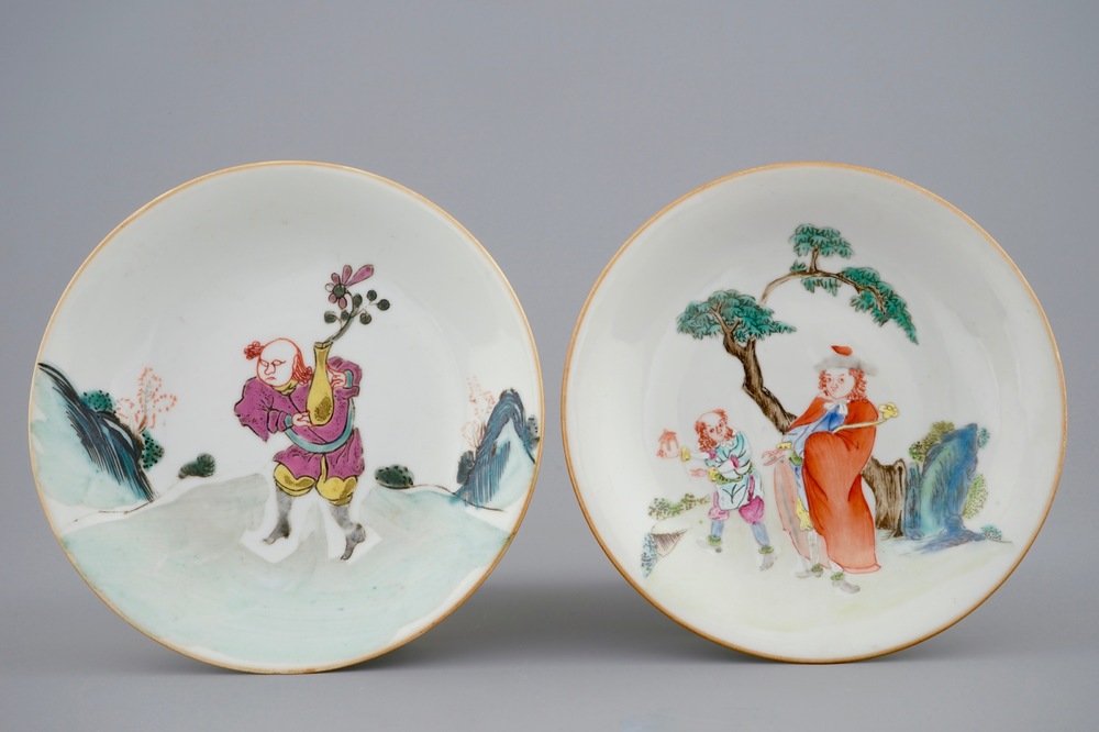Une paire d'assiettes aux sujets europ&eacute;ens en porcelaine de Chine famille rose, Qianlong/Jiaqing, 18/19&egrave;me