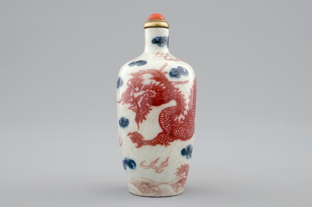 A Chinese blue, white and underglaze red snuff bottle, 18/19th C.