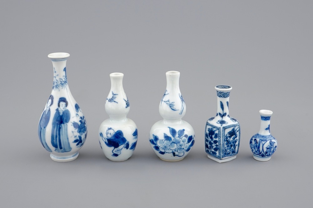 Un lot de 5 vases miniatures en porcelaine de Chine bleu et blanc, Kangxi