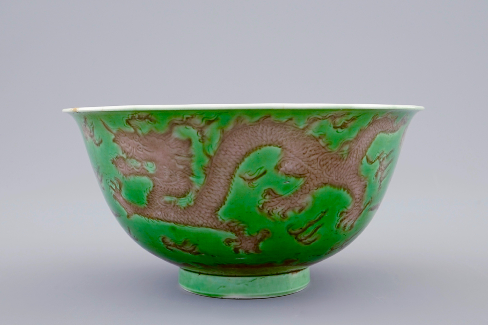 Een Chinese drakenkom met decor in groen en aubergine, Kangxi merk en periode