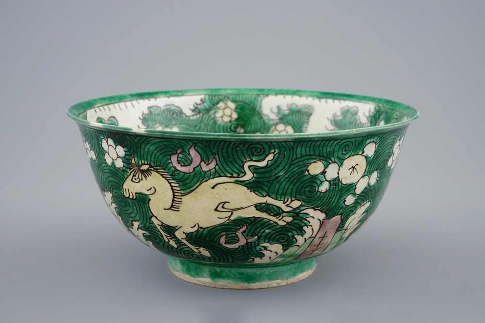 Un bol en biscuit famille verte aux chevaux, Kangxi