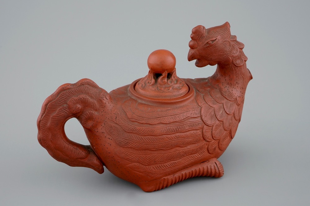 Une th&eacute;i&egrave;re et son couvercle en gr&egrave;s de Yixing en forme de ph&eacute;nix ou feng huang, Chine, 17/19&egrave;me