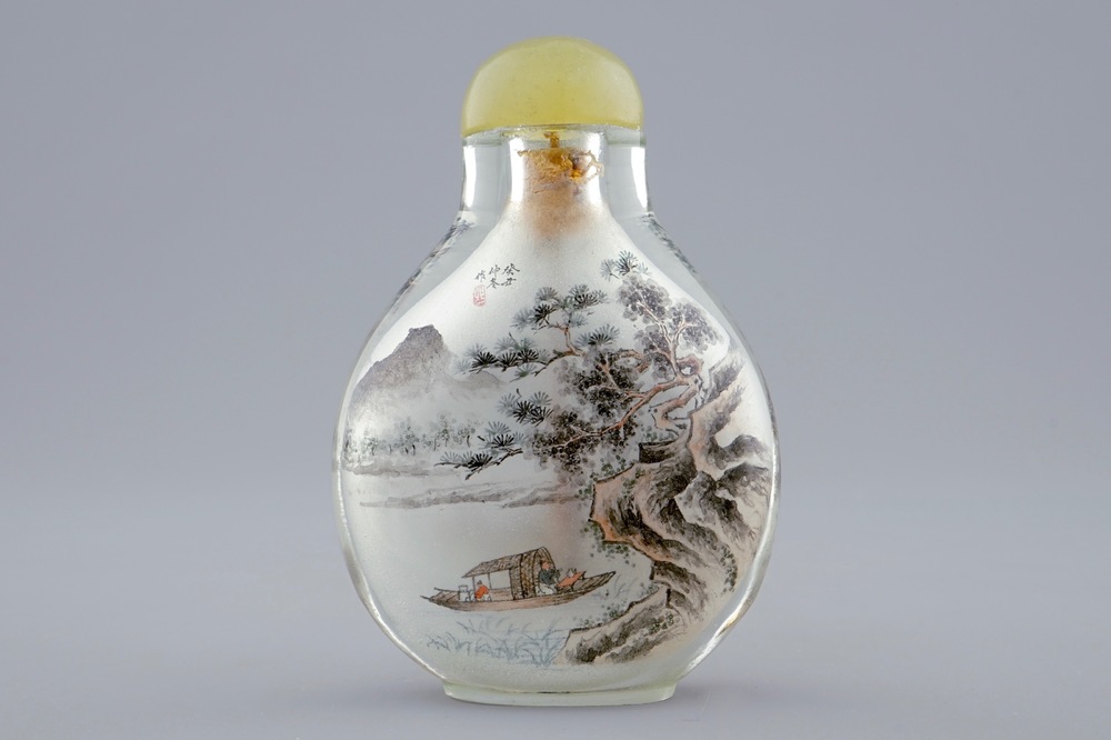 Une tabati&egrave;re en verre peint &agrave; l'int&eacute;rieur, Chine, 20&egrave;me