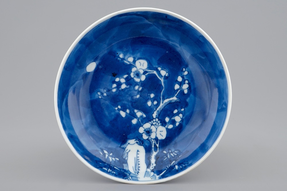 Une assiette en porcelaine de Chine bleu et blanc &agrave; d&eacute;cor de prunus, marque et p&eacute;riode de Yongzheng