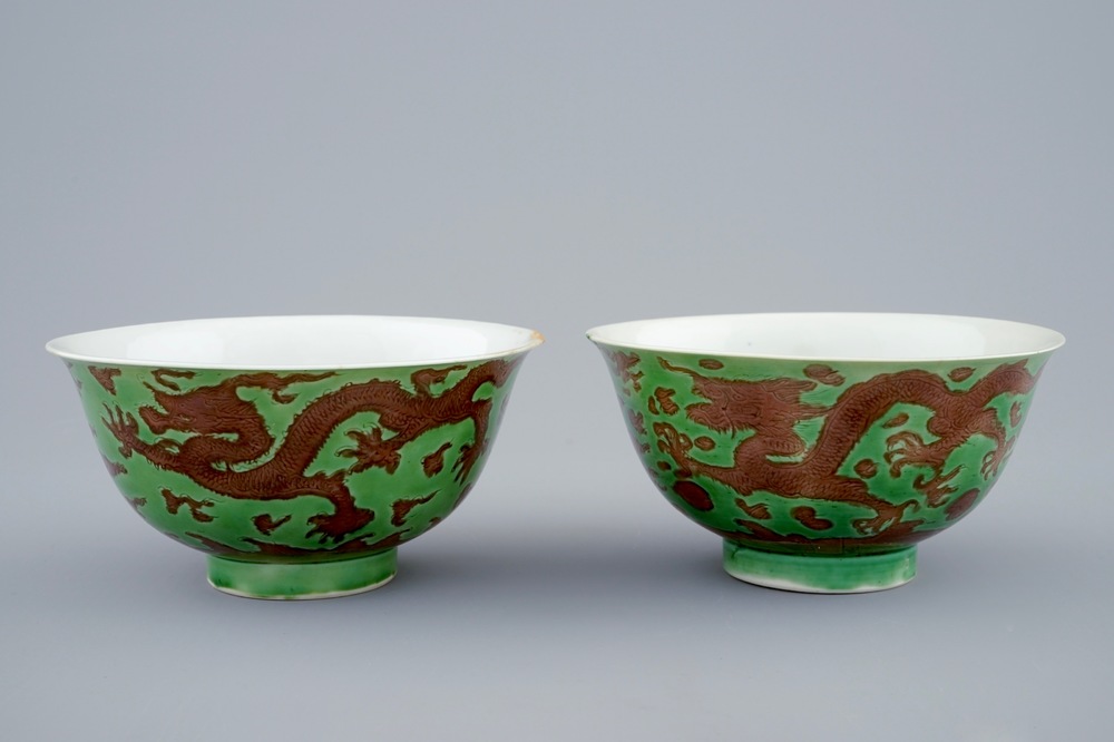 Une paire de bols aux dragons en porcelaine de Chine vert et aubergine, marque et &eacute;poque de Kangxi