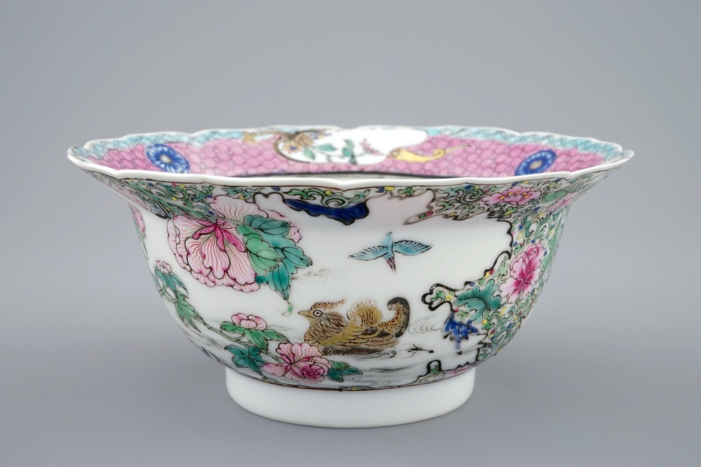 Een fijne Chinese famille rose kom met eenden, Yongzheng, 1723-1735