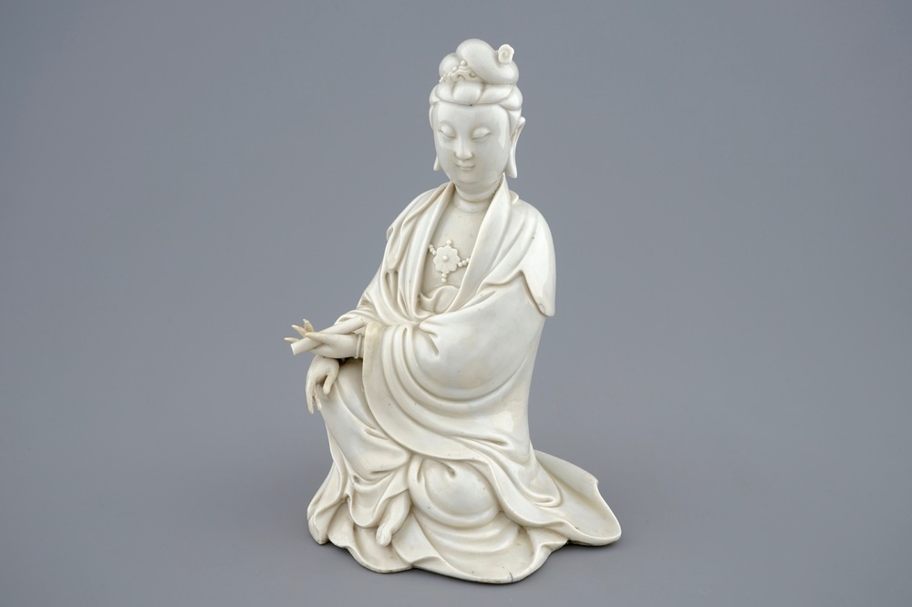 Een Chinese blanc de Chine Guanyin met reli&euml;fmerk, 18e eeuw