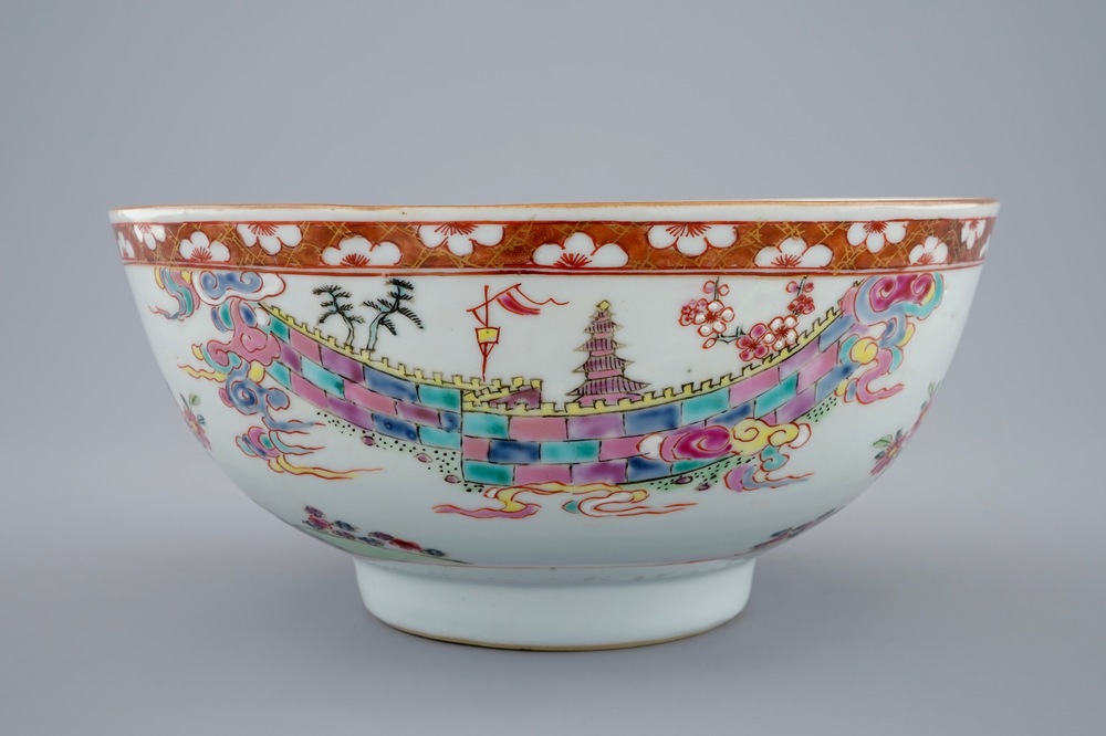 Een Chinese famille rose kom met landschapsdecor, Yongzheng, 1723-1735
