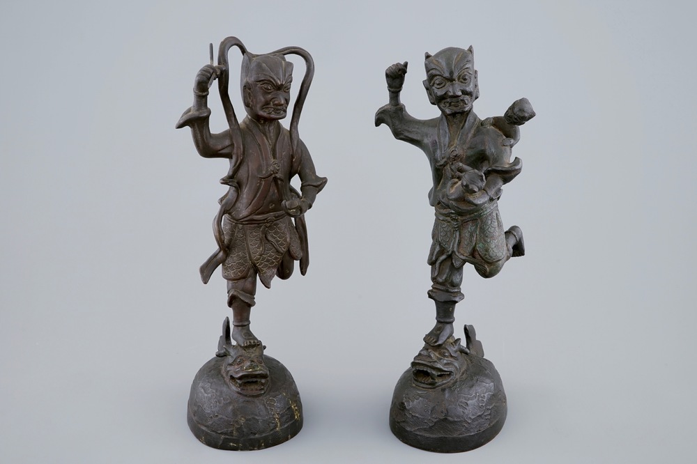 Une paire de sujets mythologiques en bronze, Chine, Dynastie Ming
