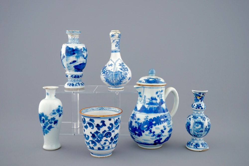 Un lot de 6 pi&egrave;ces en porcelaine de Chine bleu et blanc, Kangxi