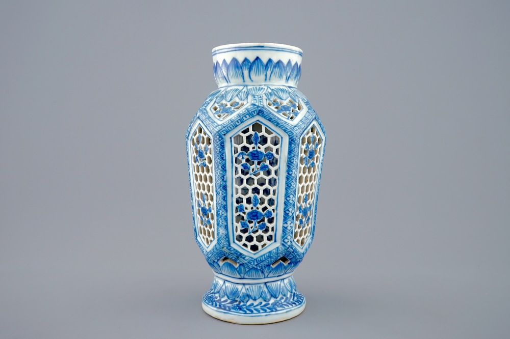 Een Chinese blauw-witte dubbelwandige opengewerkte vaas, Transitie periode, 1620-1683