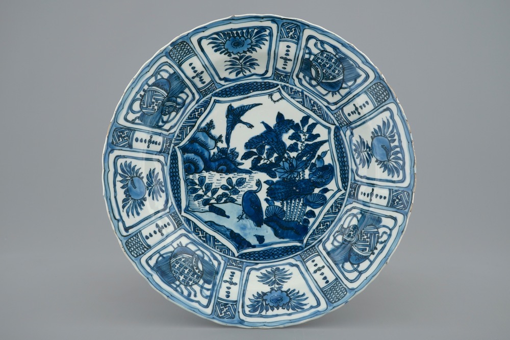 Un plat aux canards en porcelaine de Chine bleu et blanc de type Kraak, Wan-Li, vers 1600