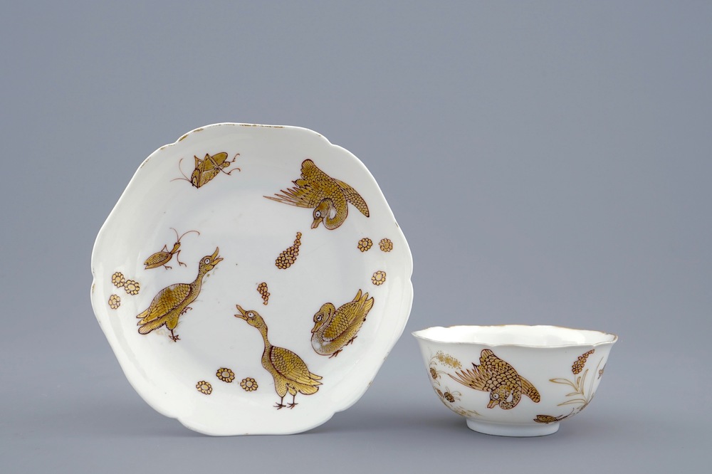 Een Chinese kop en schotel met verguld decor van eenden en insecten, Yongzheng, 1723-1735