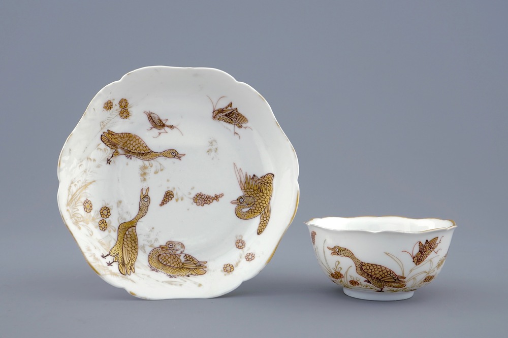Une tasse et soucoupe en porcelaine de Chine &agrave; d&eacute;cor dor&eacute; de canards et insectes, Yongzheng, 1723-1735