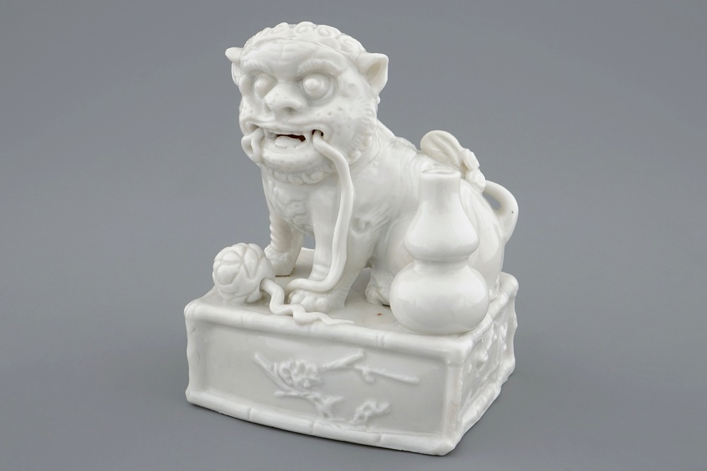 Un porte-encens en porcelaine blanc de Chine en forme de lion bouddhiste, 18/19&egrave;me