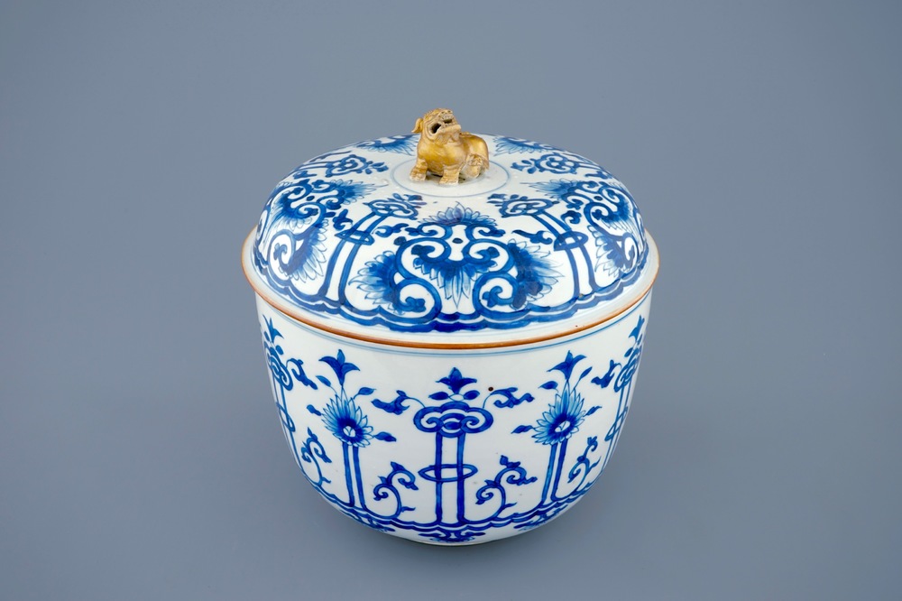 Un pot couvert en porcelaine de Chine bleu et blanc, Kangxi