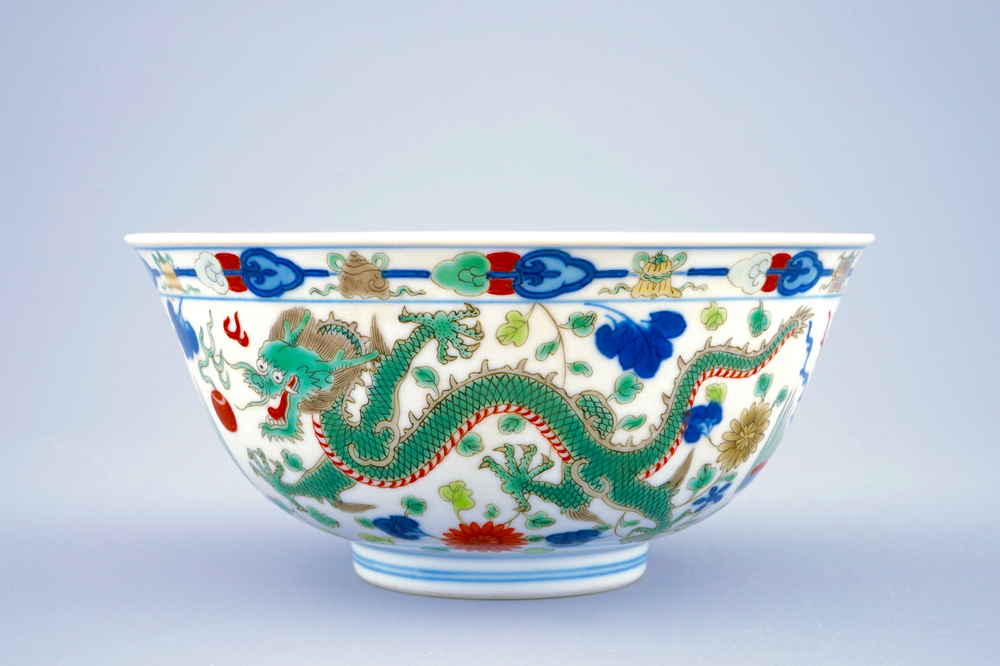 Un bol au dragon et ph&eacute;nix en porcelaine de Chine wucai, marque et p&eacute;riode de Daoguang