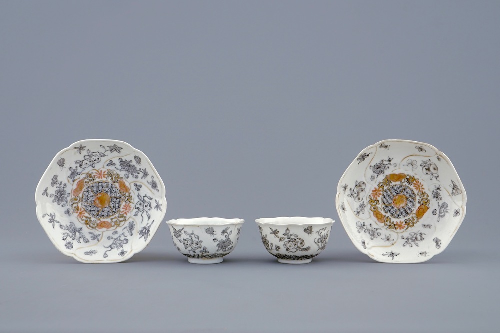Une paire de tasses et soucoupes en porcelaine de Chine grisaille et dor&eacute; aux insectes parmis fleurs, Yongzheng, 1723-1735