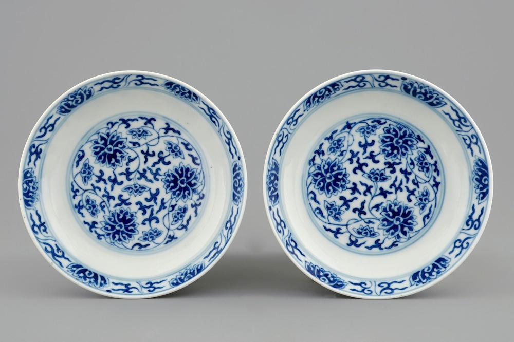 Een paar Chinese blauw-witte borden met lotusdecor, Guangxu merk en periode