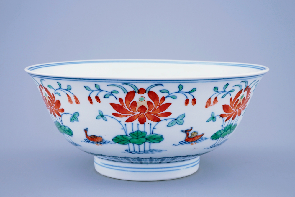 Un bol en porcelaine de Chine doucai aux canards mandarins, marque et prob. &eacute;poque de Qianlong