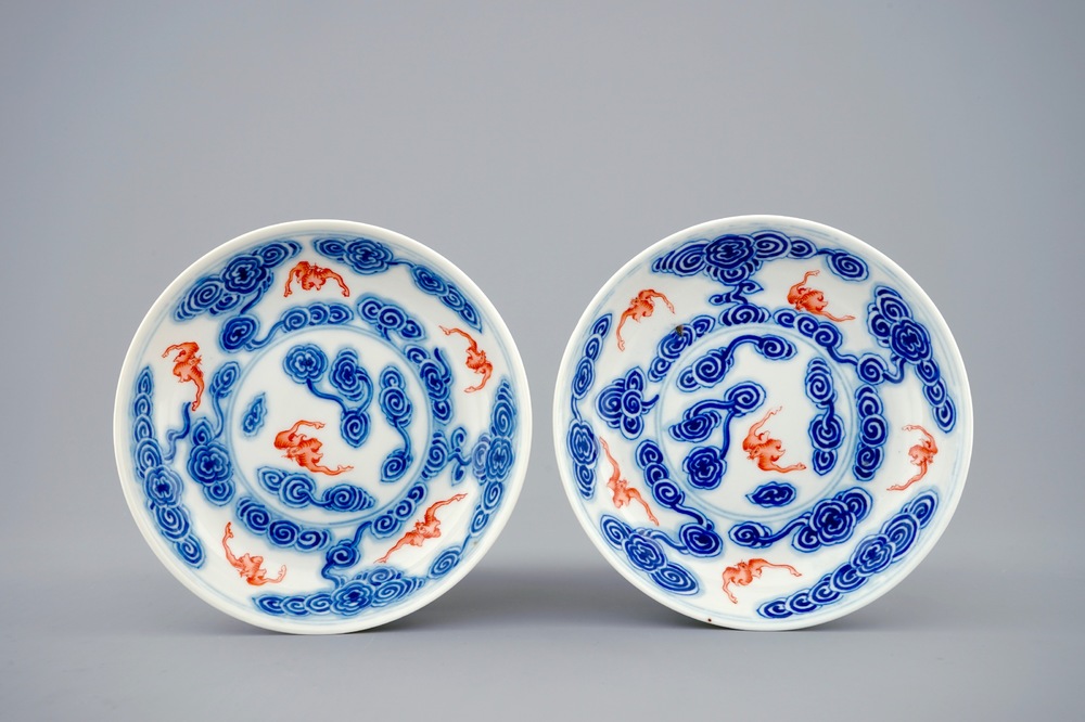 Une paire d'assiettes en porcelaine de Chine aux chauve-souris parmis nuages, marque et p&eacute;riode de Guangxu