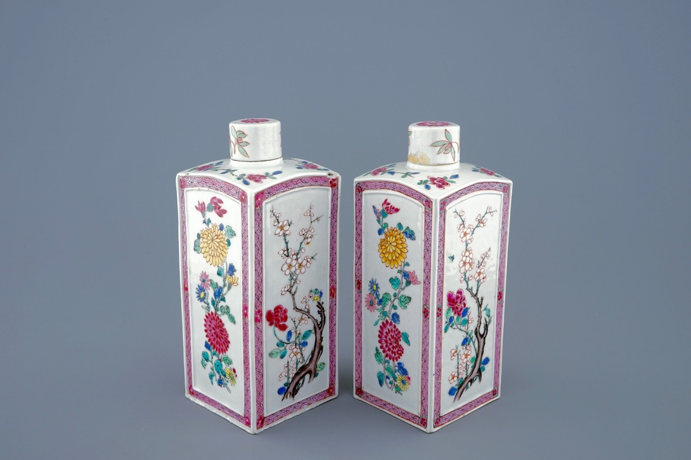 Een paar vierkante Chinese famille rose theebussen met deksels, Yongzheng, 1723-1735
