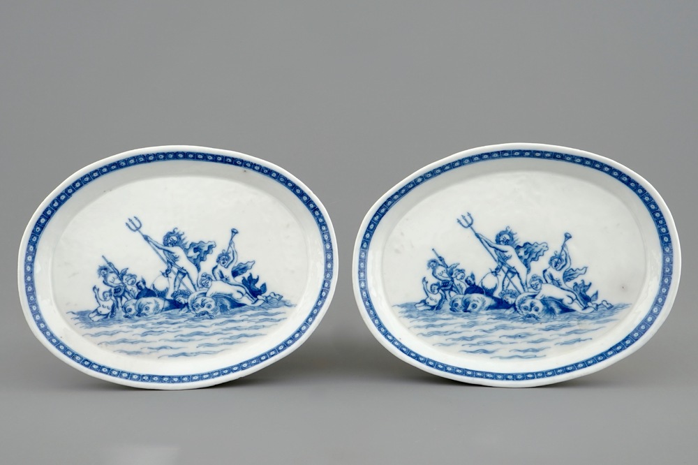 Een paar Chinese blauw-witte ovalen schotels met decor van "Neptunus", Qianlong, 1750-1770