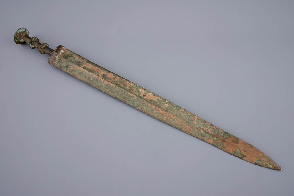 Une &eacute;p&eacute;e en bronze, Chine, &eacute;poque des Royaumes Combattants (475-221 a.C.) ou apr&egrave;s