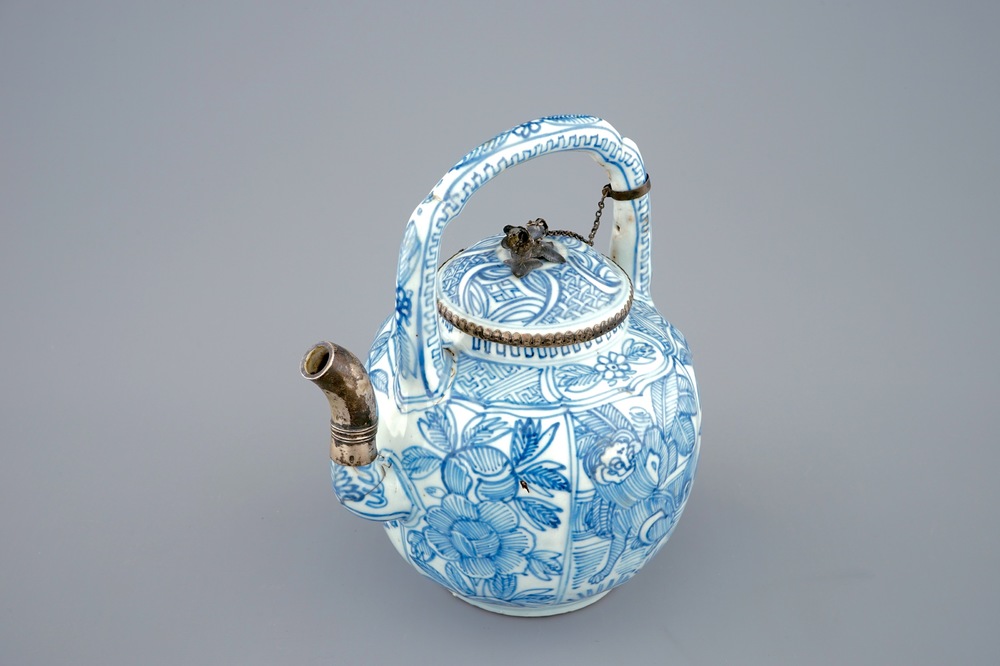 Une th&eacute;i&egrave;re en porcelaine de Chine bleu et blanc mont&eacute;e en argent, Ming, Wanli, 1573-1619