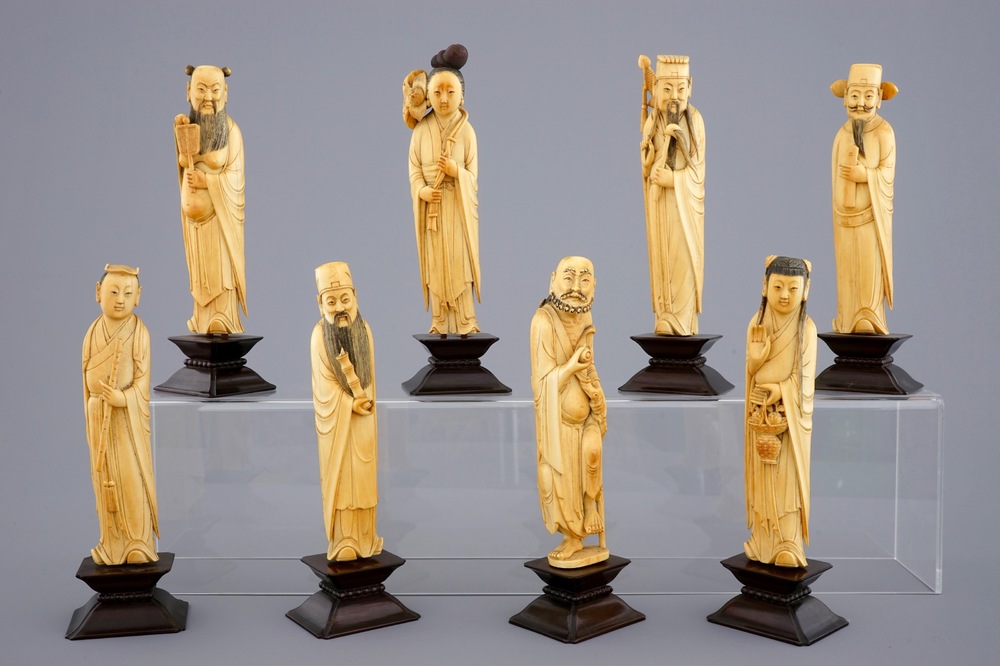 Un ensemble de 8 "Immortels" en ivoire sculpt&eacute; sur socles en bois, 19&egrave;me