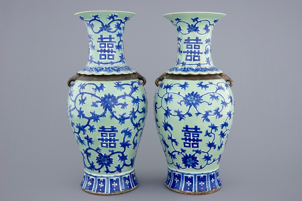 Een paar Chinese blauw-wit op celadon fond vazen met lotus scrolls, 19e eeuw