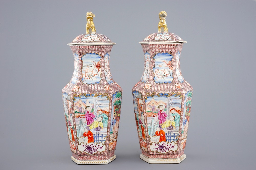 Een paar hexagonale Chinese famille rose dekselvazen met mandarijns decor, 18e eeuw