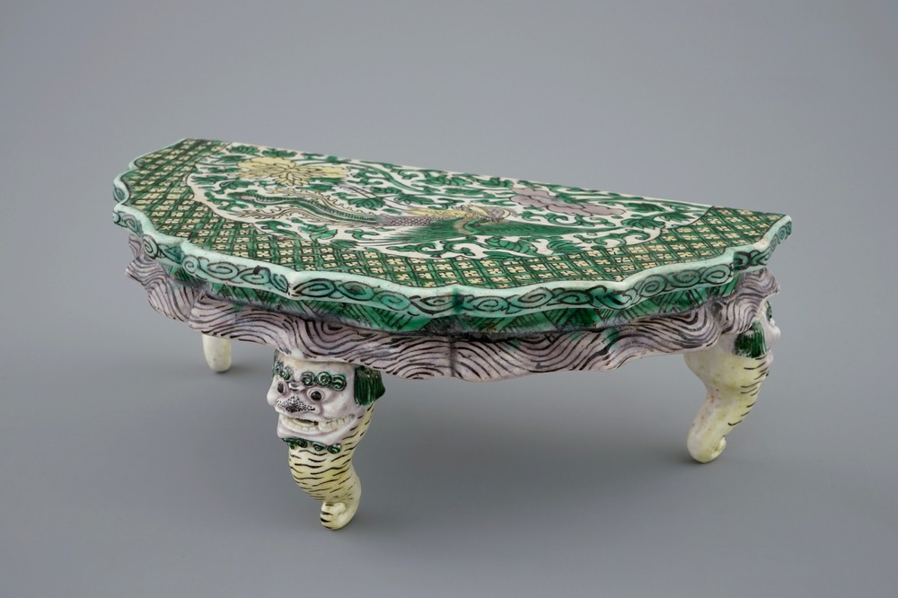 Un socle en biscuit aux &eacute;maux famille verte au ph&eacute;nix, Kangxi