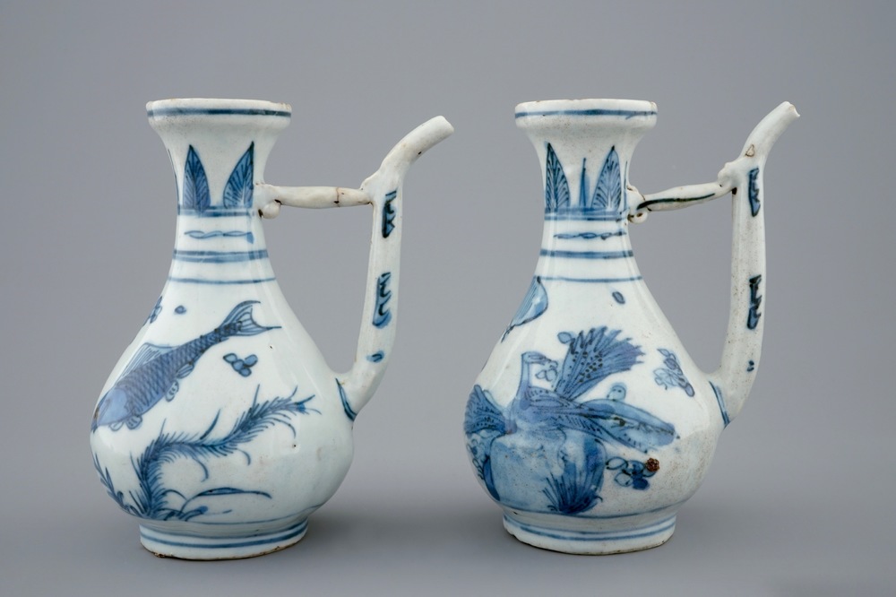 Une paire d'aigui&egrave;res en porcelaine de Chine bleu et blanc, Dynastie Ming, Wanli, 1573-1619