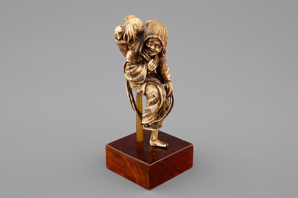 Un okimono en ivoire d'une dame aux chiens, Japon, Meiji, 19&egrave;me