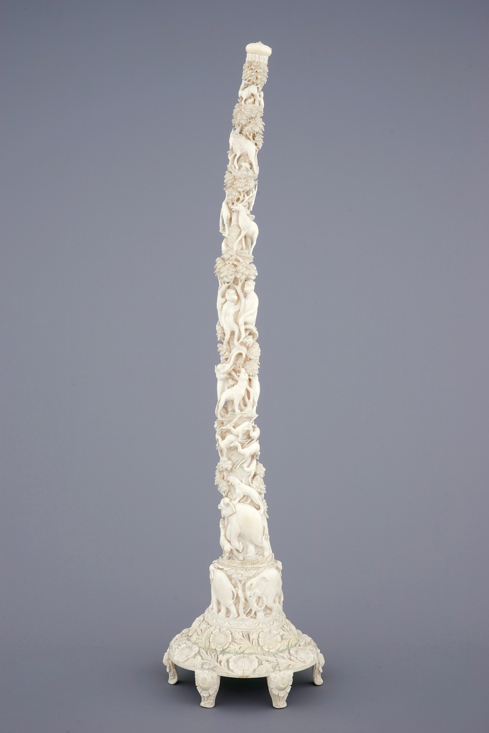 Une d&eacute;fense en ivoire sculpt&eacute; aux animaux, Inde, vers 1900
