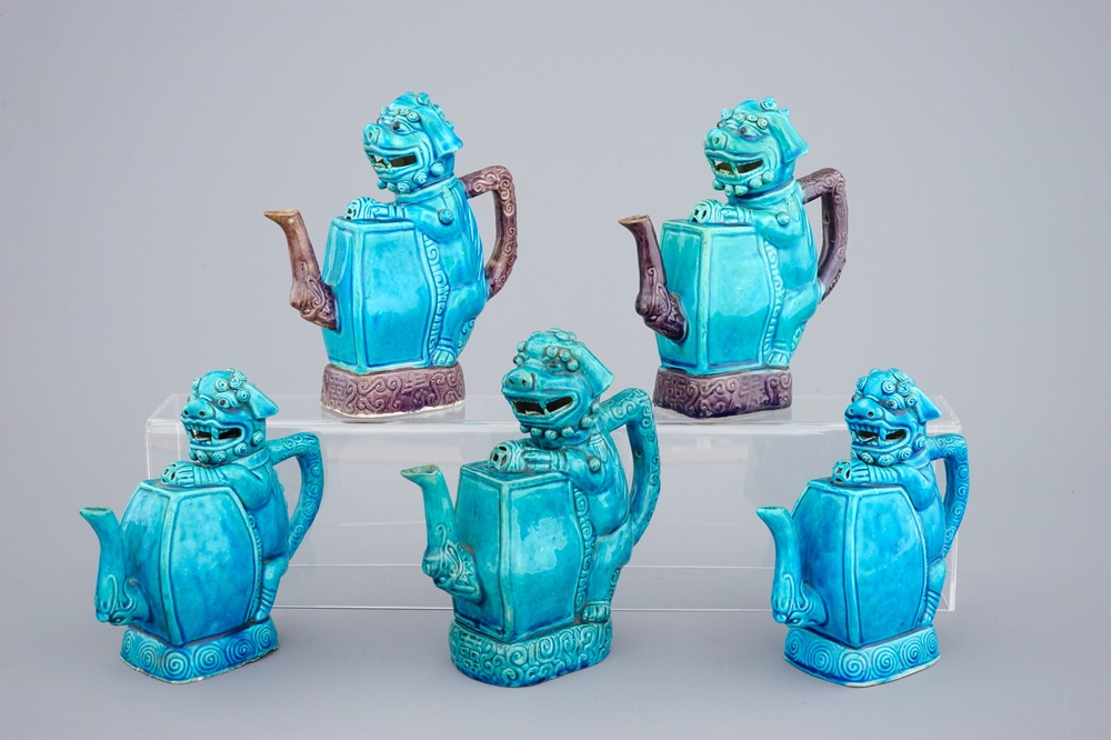 Een lot van 5 Chinese cadogan theepotten in de vorm van boeddhistische leeuwen, Republiek, 20e eeuw