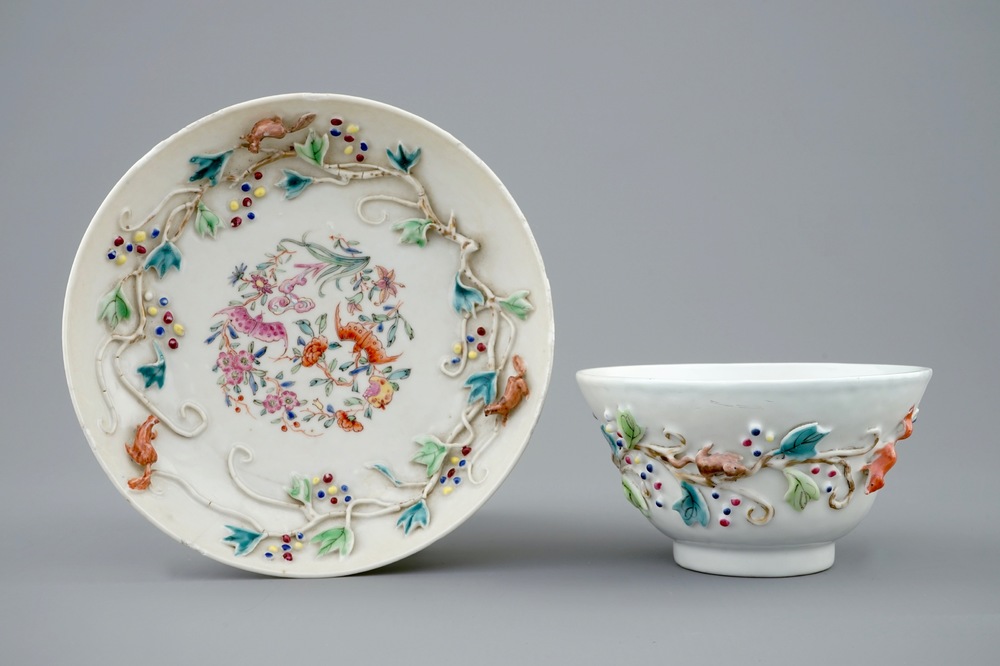 Une tasse et soucoupe en porcelaine de Chine famille rose &agrave; d&eacute;cor en relief d'&eacute;cureuils, Yongzheng, 1723-1735