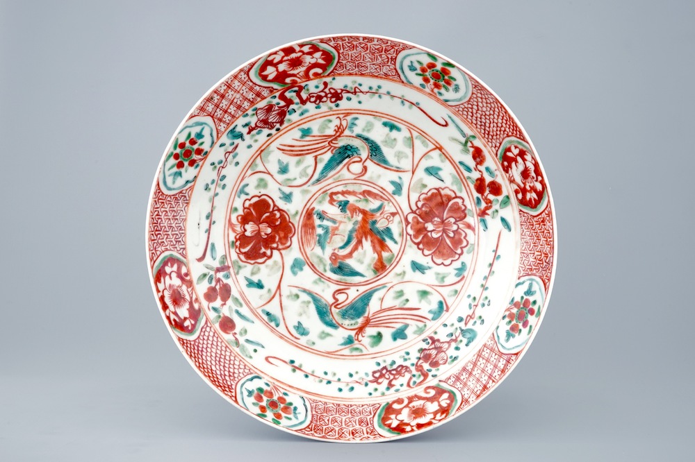 Un plat en porcelaine de Chine dit de Swatow &agrave; d&eacute;cor polychrome de ph&eacute;nix, Dynastie Ming, 16/17&egrave;me