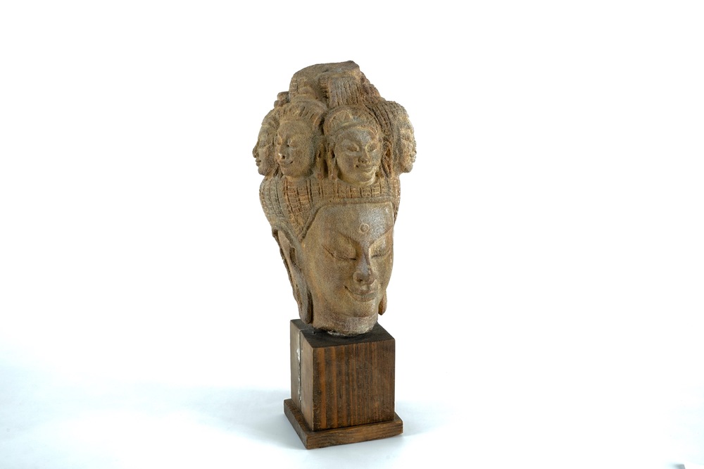 Une t&ecirc;te d'Avalokiteshvara en pierre sculpt&eacute;e sino-tibetain