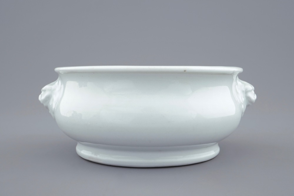 Een ronde blanc de Chine wierookbrander met leeuwenkoppen, 18e eeuw