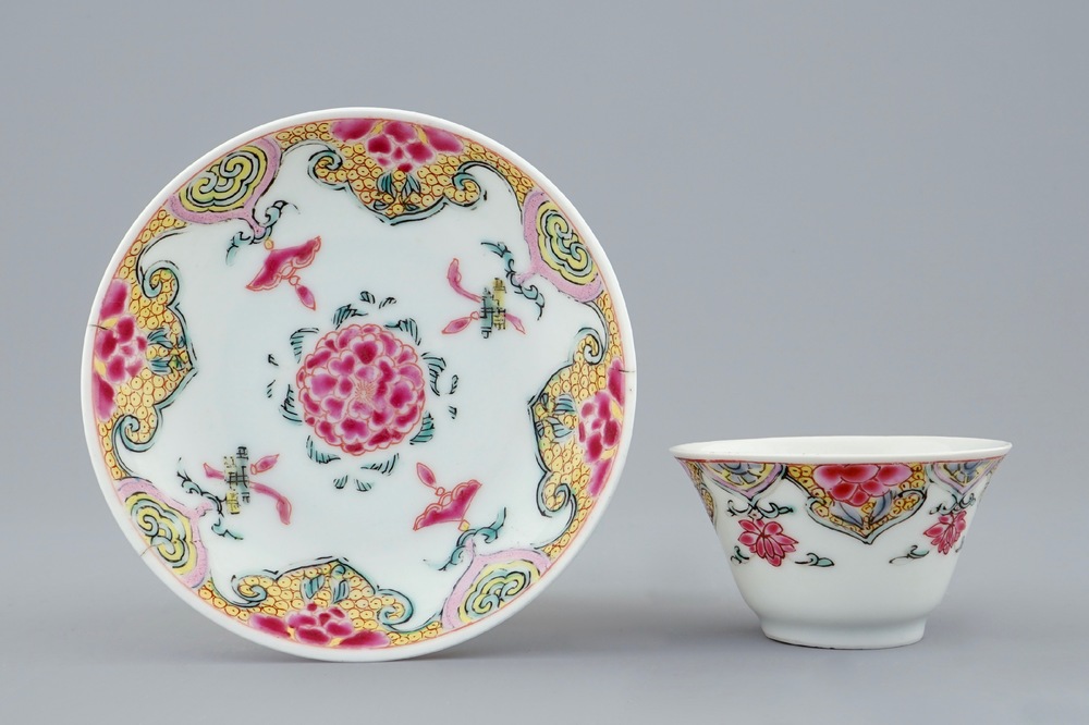 Een Chinese famille rose kop en schotel, Yongzheng, 1723-1735