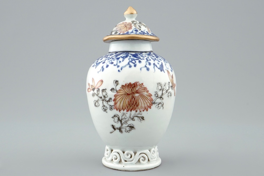 A Chinese grisaille export tea caddy and cover with floral design, Yongzheng/Qianlong